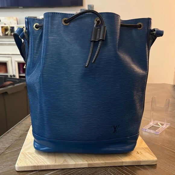 Louis Vuitton Handbags - Louis Vuitton Epi Noé bucket bag in Toledo blue leather.